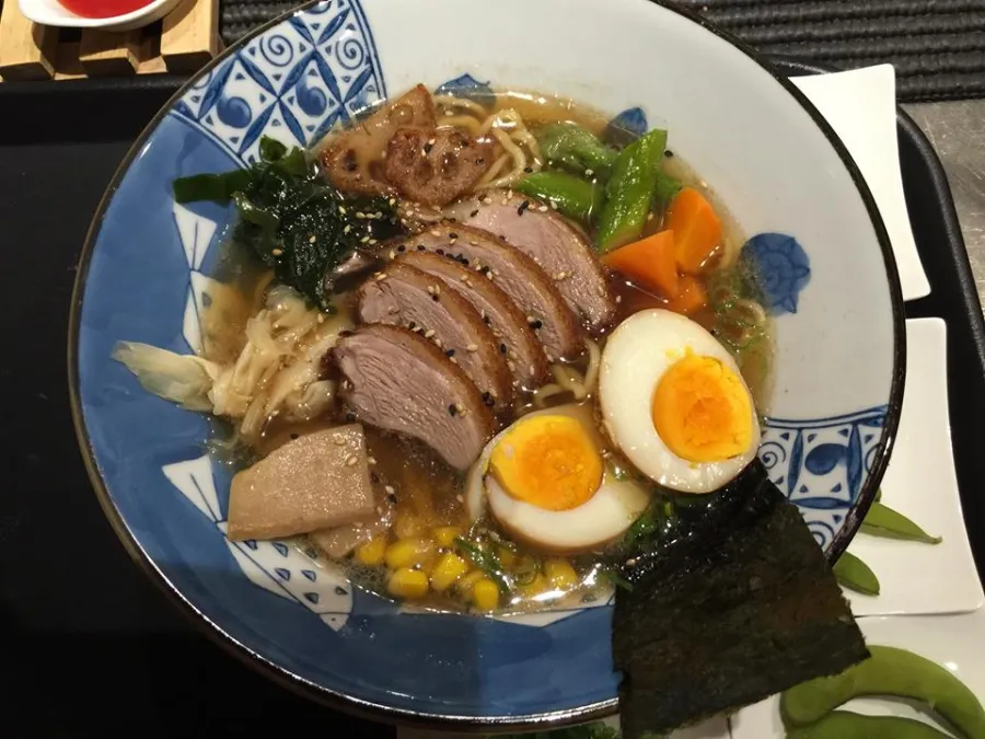 Ramen all'anatra con nori e uovo