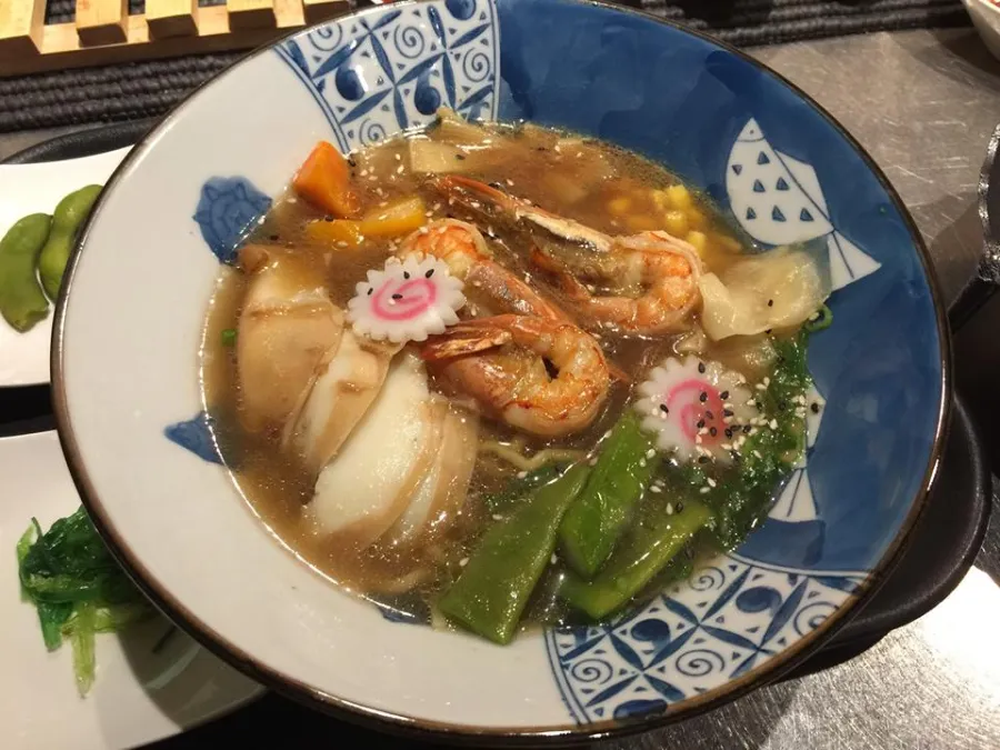 Ramen di gamberi e calamari in brodo di miso, servito da Ramen Station Milano