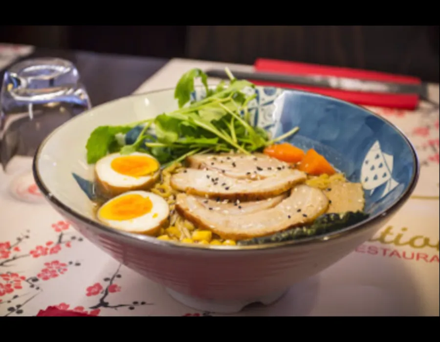 Ciotola fumante di ramen di maiale arrosto servita da Ramen Station a Milano